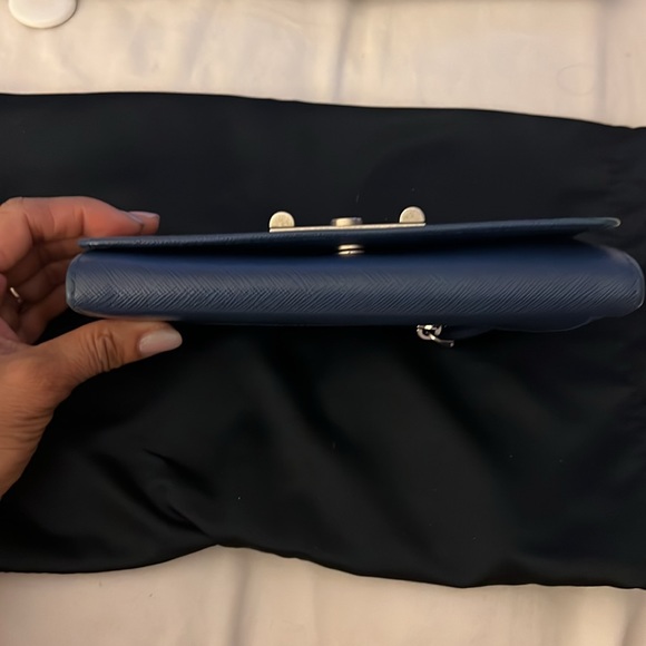 Parada Saffiano lock leather flap wallet with chain card - Picture 15 of 16